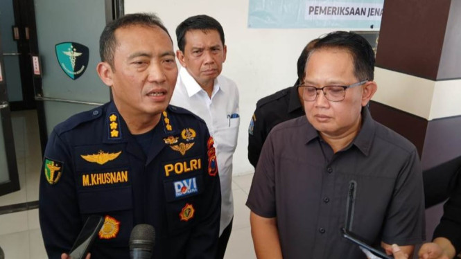 Kombes M Khusnan (kiri) didampingi Sekda Prov Jatim Adhy Karyono