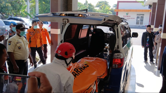 Jenazah korban tragedi Ponpes Al Khoziny Buduran di RS Bhayangkara.