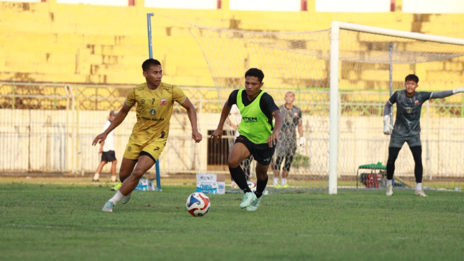 Tim Utama Madura United Latihan bersama Tim Junior.