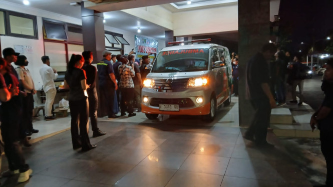 Ambulans membawa jenazah korban tragedi Ponpes Al Khoziny.