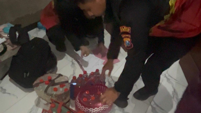 Penggerebekan Rumah Sediakan Miras di Gresik.