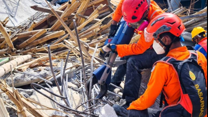 Proses evakuasi korban gedung ambruk Ponpes Al Khoziny Buduran Sidoarjo