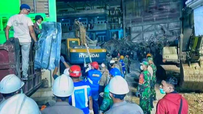 Proses evakuasi korban ambruknya mushola Ponpes Al Khoziny.