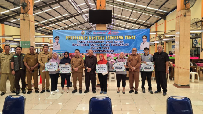 Penyerahan BLT DBHCHT ke buruh di Mojokerto.