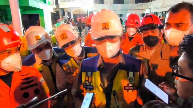 Menteri PU Dodi Hanggono di Ponpes Al Khoziny Buduran, Sidoarjo.