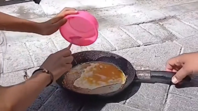 Tangkapan layar menggoreng telur tanpa api