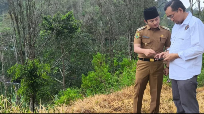 Bupati Trenggalek M Nur Arifin mengecek perkebunan kopi.