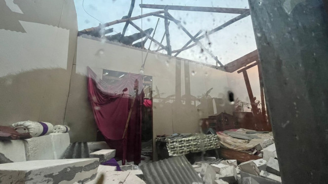Rumah rusak akibat angin kencang dan hujan es di Mojokerto.