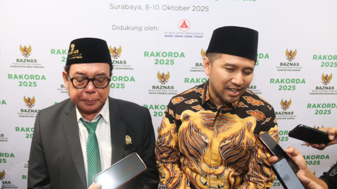 Ketua Baznas Jatim KH Ali Maschan Moesa dan Wagub Emil Dardak.