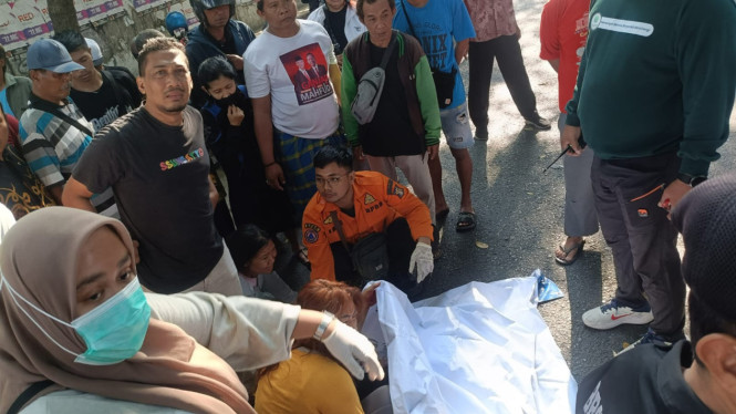 Korban kecelakaan dievakuasi