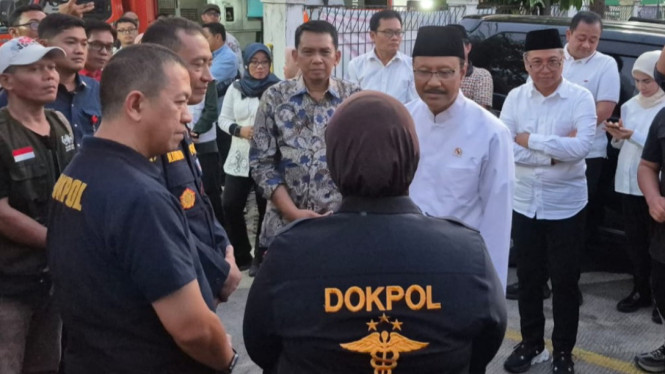 Mensos Syaifullah Yusuf (baju putih)