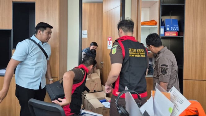Petugas saat menggeledah kantor Pelindo