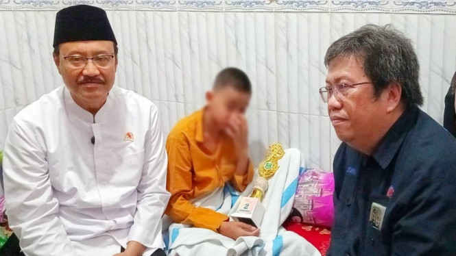 Mensos Gus Ipul menjenguk korban tragedi Ponpes Al Khoziny.