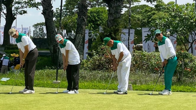 Turnamen golf oleh Kadin Jatim di Bukit Darmo Golf Surabaya.