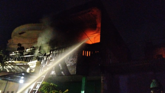 Kobaran api terlihat di lantai dua