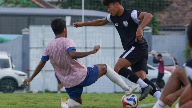 Uji coba Gresik United versus Persik Kediri di Kediri.