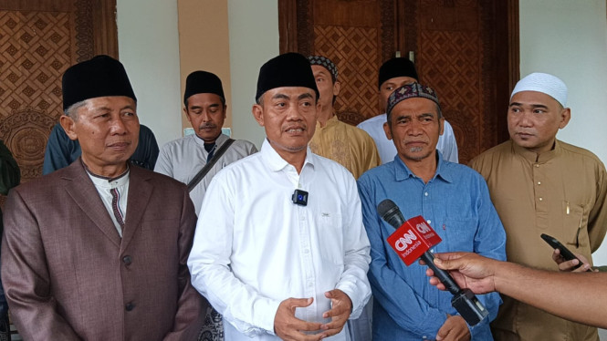 Gus Muid menyampaikan keterangan di Ponpes Lirboyo, Kota Kediri.