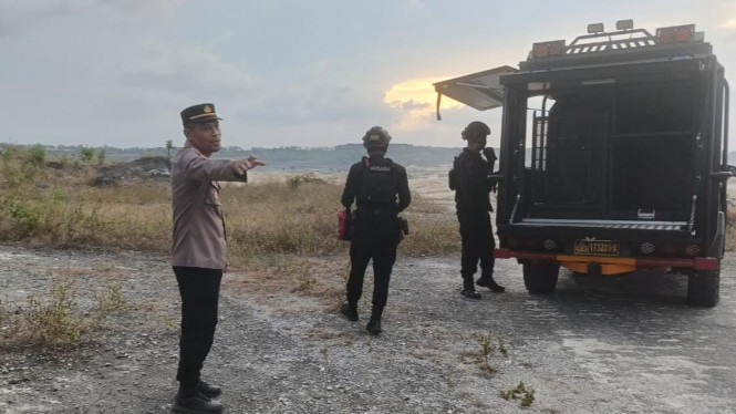 Polisi mengevakuasi mortir yang ditemukan warga di Tuban.