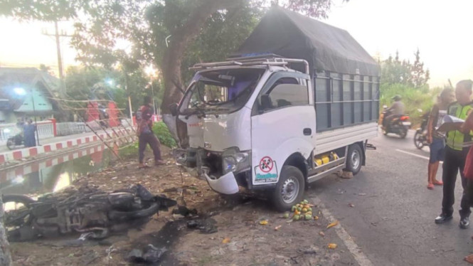 Kecelakaan pikap dan motor di Desa Gembongan, Gedeg, Mojokerto.