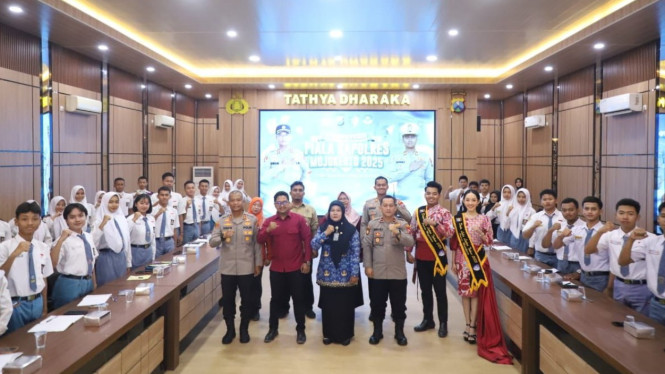 Kapolres Mojokerto bersama peserta pelajar peserta cerda cermat.