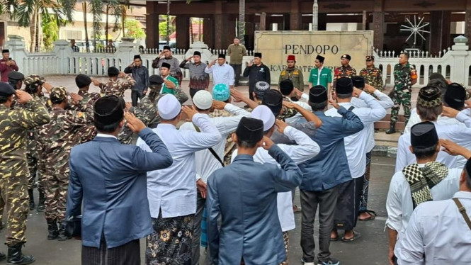 Apel siaga Ansor-Banser dan santri di Alun-alun Gresik.