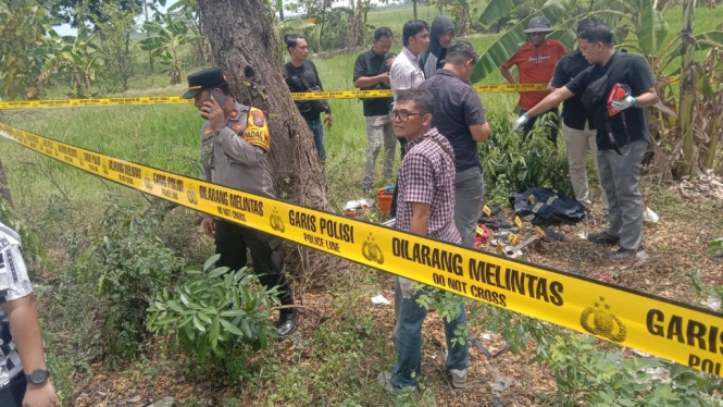 Polisi saat mendatangi lokasi pembunuhan di Sukodadi, Lamongan