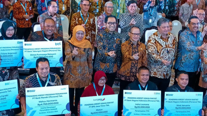 Acara akad massal KUR 800 ribu debitur di Dyandra Surabaya.