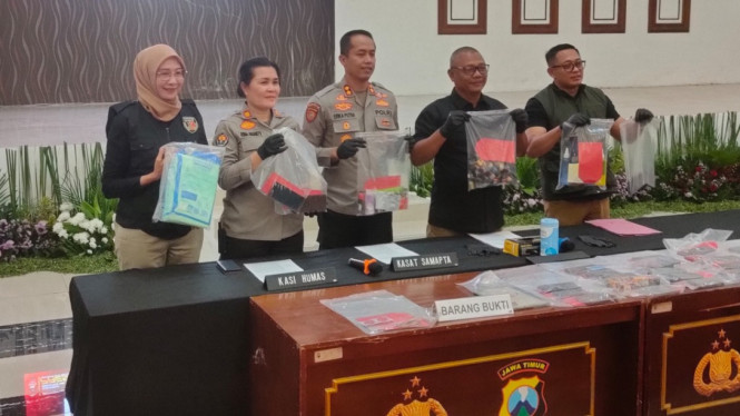 Polisi menunjukkan barang bukti