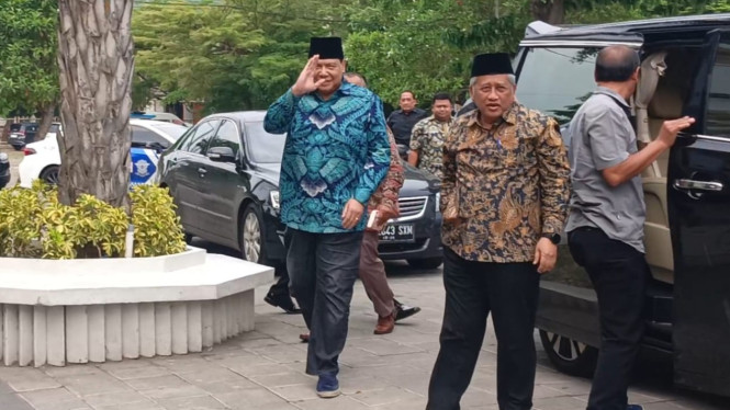 Chairul Tanjung bersama Prof M Nuh setiba di Ponpes Lirboyo Kediri.