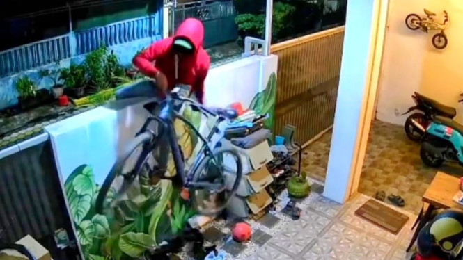 Momen pencuri sepeda angin terekam CCTV di Sidoarjo.