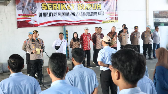 Kapolres Mojokerto Kota saat apel kebangsaan buruh.