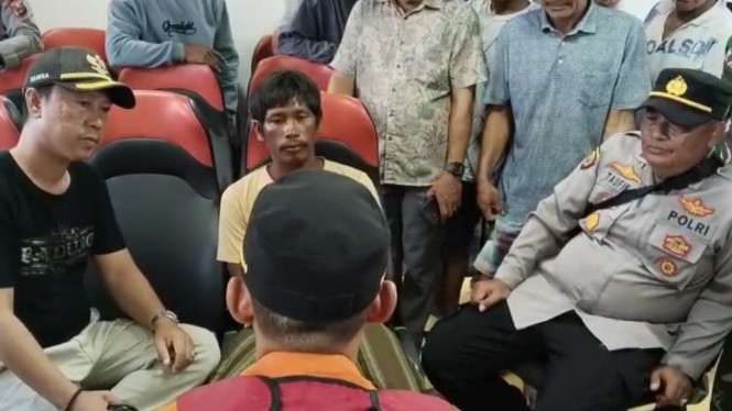 Abdul Rifa'i (kaus kuning) nelayan selamat setelah perahu rusak.