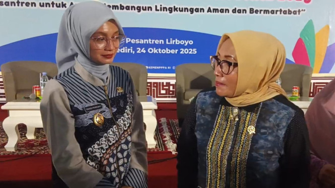 Wali Kota Kediri Vinanda Prameswati (kiri) di acara seminar pesantren.