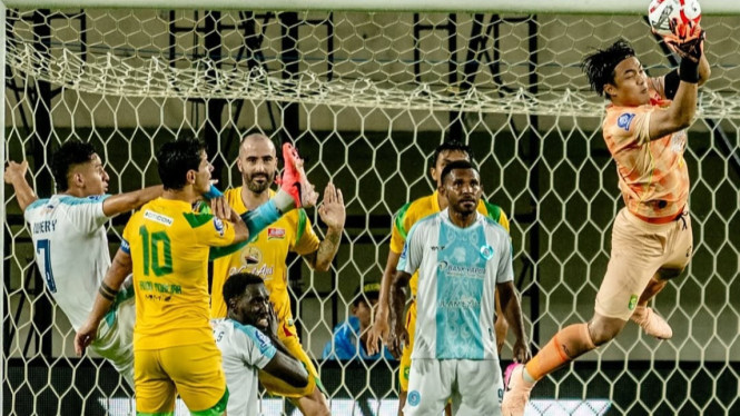 Aksi Ernando Ari Menangkap Bola.