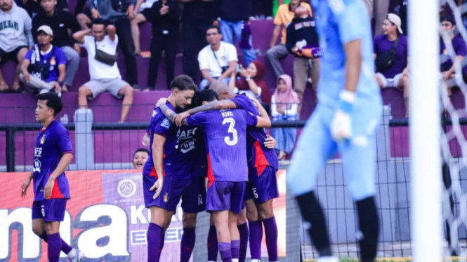 Pemain Persik Merayakan Gol ke Gawang PSM.