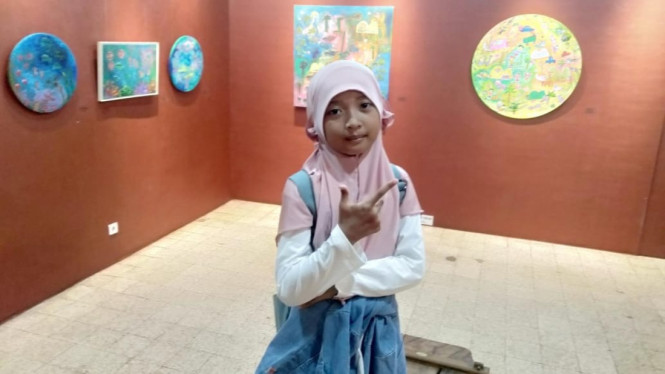 Aisyah bersama karya lukisannya.