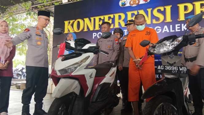 Tersangka begal motor (kaus tahanan) di Polres Trenggalek.