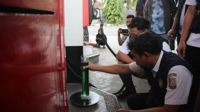 Polisi mengecek BBM di sebuah SPBU di Tuban.