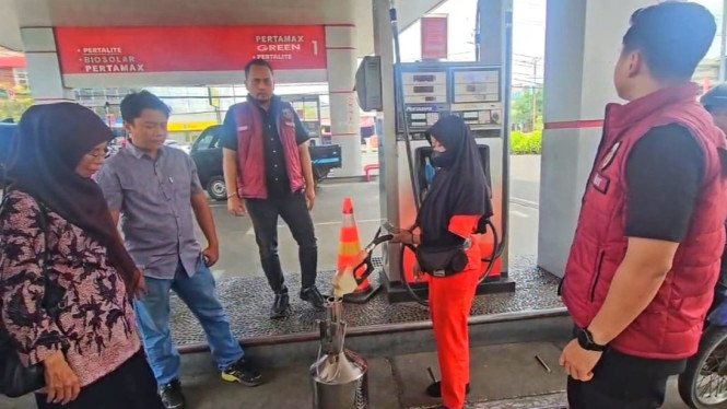 Satgas gabungan melakukan sidak di SPBU Sidoarjo.