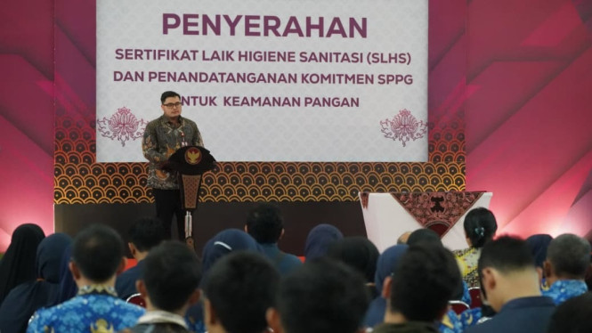 Bupati Kediri Hanindhito Pramana saat penyerahan SLHS untuk SPPG.