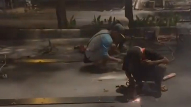 Penanganan baut menonjol di jalan Manukan.