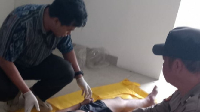 Pria tewas gantung diri di ruko Driyorejo Gresik.