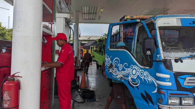 Truk antre mengisi solar di salah satu SPBU di Tuban.