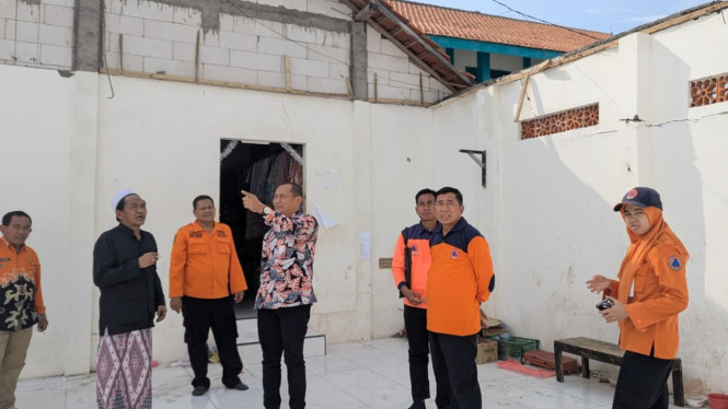 Kalaksa BPBD Jatim Gatot Soebroto tinjau atap asrama ponpes ambruk.