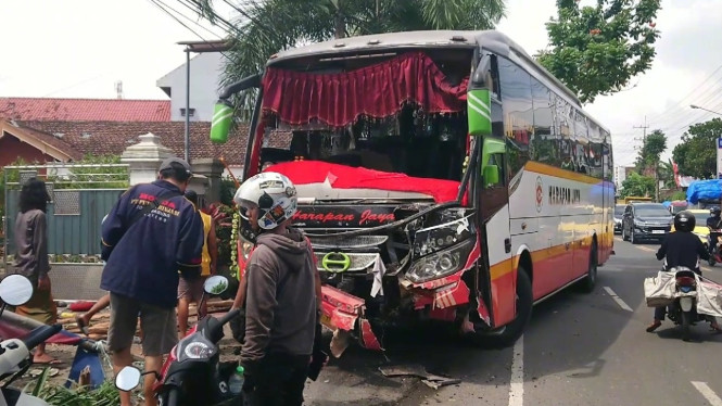 Bus yang menabrak 2 sepeda motor sebabkan 2 tewas di Tulungagung.