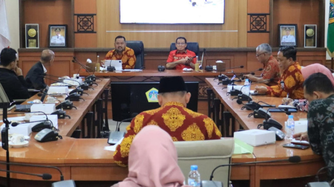 Bupati Gresik Fandi Akhmad Yani saat dikunjungi anggota DPR RI.