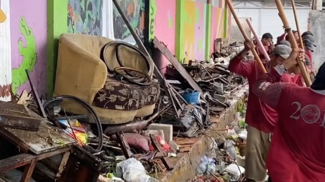 Sampah kursi yang bikin jebol rumah pompa di Surabaya.
