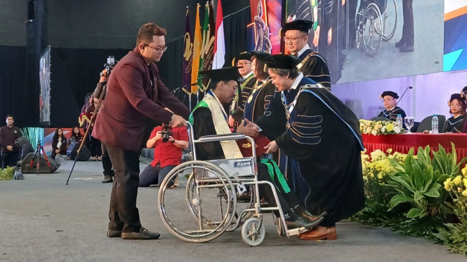 Wisudawan UC Surabaya Muhammad Lazuardi Firdausa
