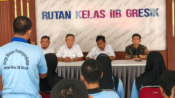 Tahanan Rutan Kelas II Gresik mengikuti sosialisasi bantuan hukum.