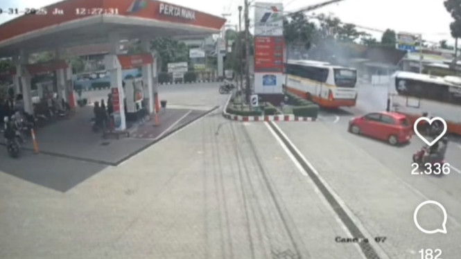 Tangkapan video CCTV bus Harapan Jaya kecelakaan di Tulungagung.